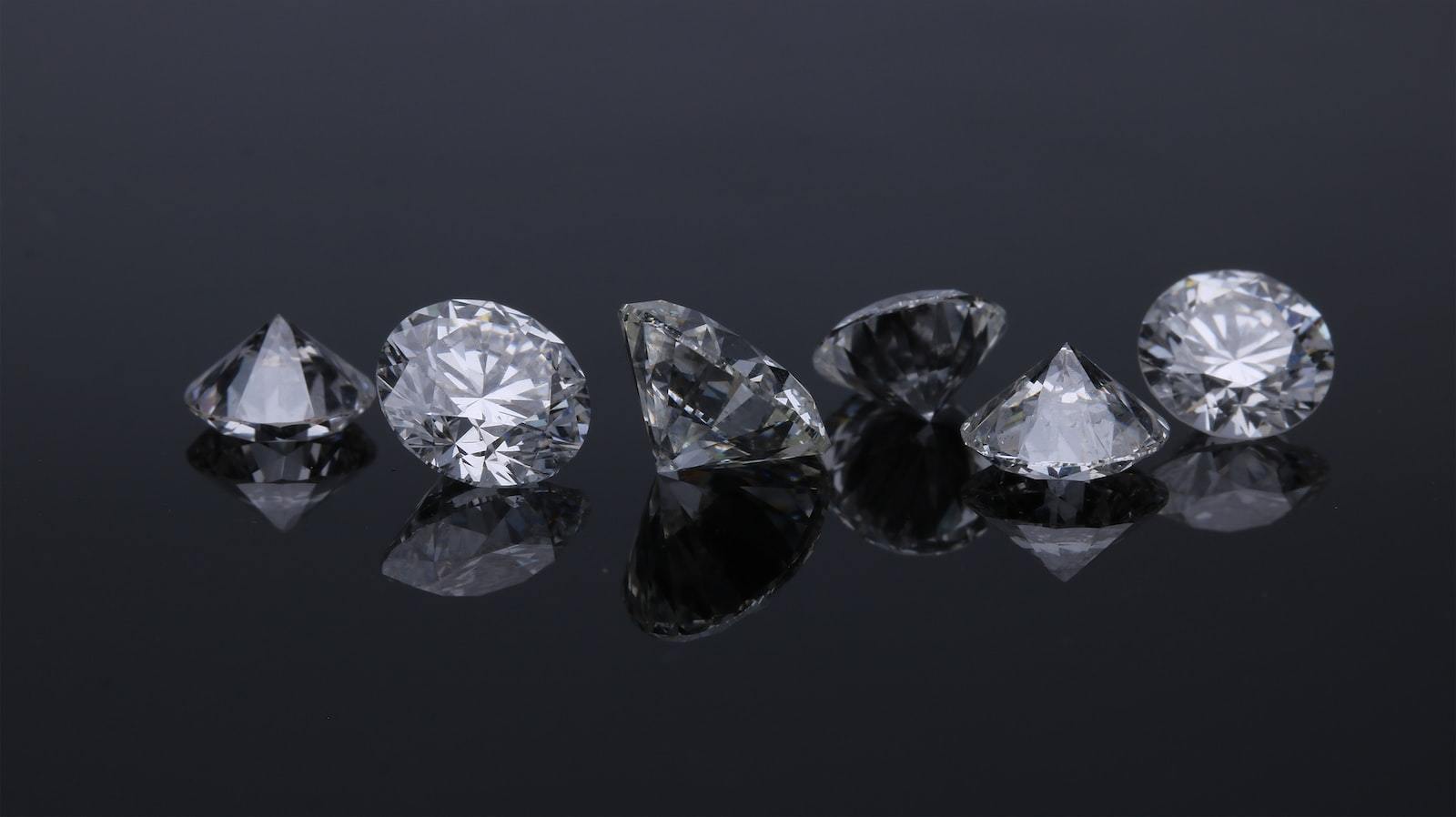 الماس مختبر من مختلف الأشكال